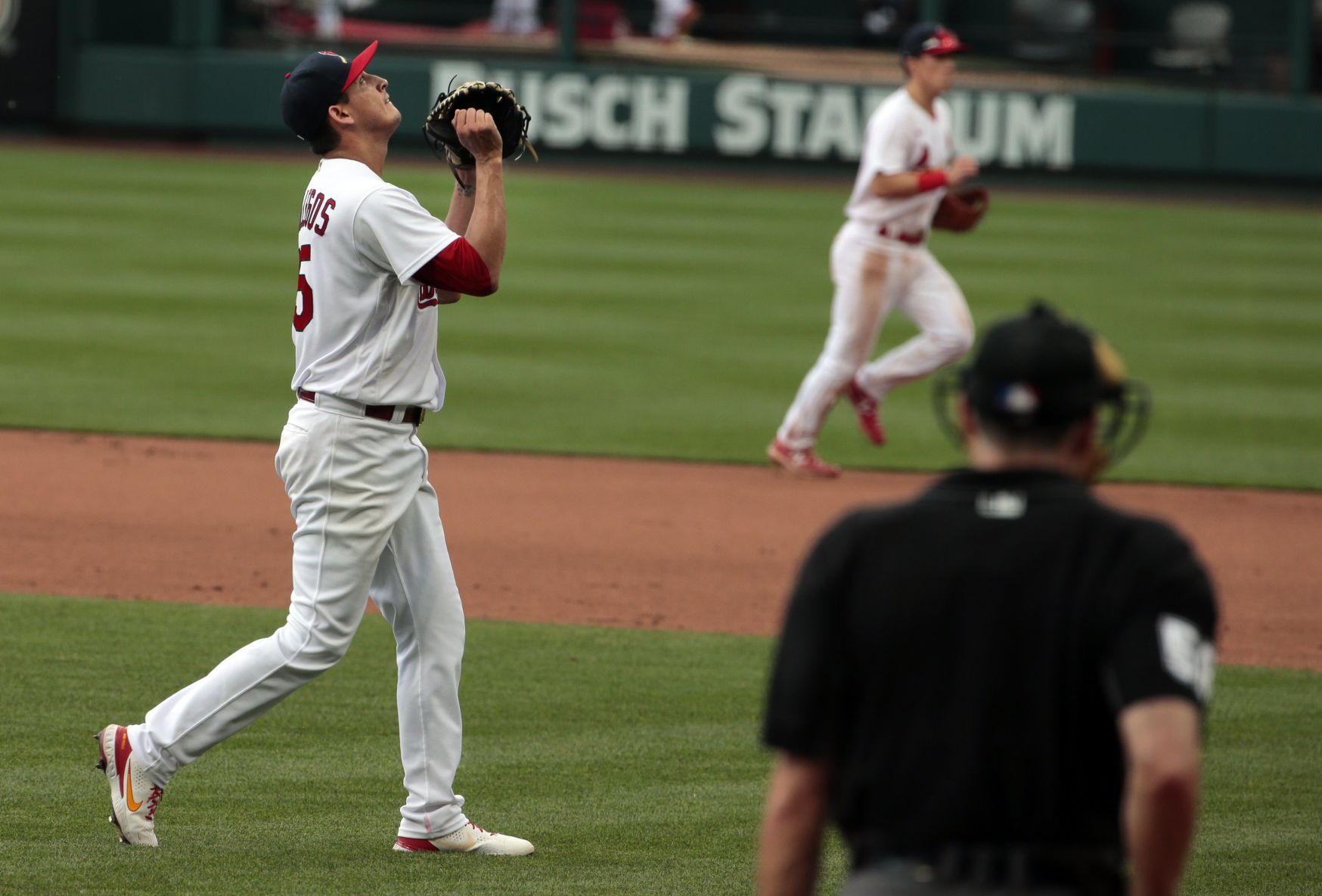 Reds sweep Cardinals 8-7